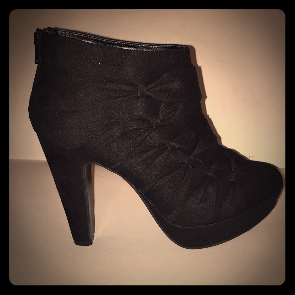 NWT Call It Spring sueded bootie (Cyrstal)